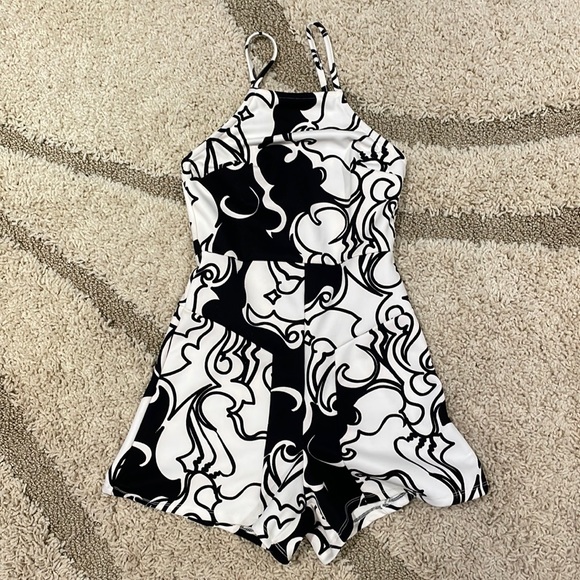 Super cute white and black romper - Picture 1 of 2